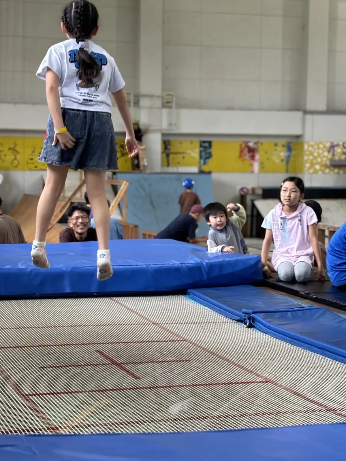 体育館でのトランポリン体験